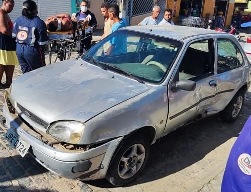 Motorista passa mal e sofre acidente na praça do Cruzeiro em Ipiaú