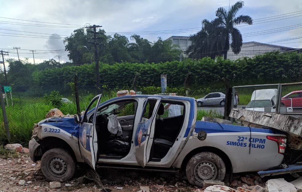Policiais ficam feridos após batida de viatura em muro perseguindo ladrões na Bahia.