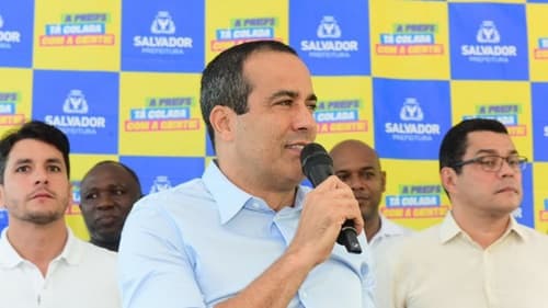 Professores em greve cercam carro do prefeito Bruno Reis e exigem pagamento do piso salarial
