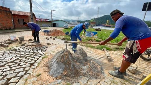 Ibirataia: Prefeitura realiza recuperação de calçamento no bairro Robson Marques Fair