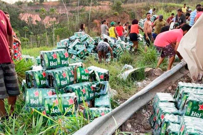 Caminhão carregado com cerveja Heineken tomba e carga é saqueada na BR-101 em Itabela