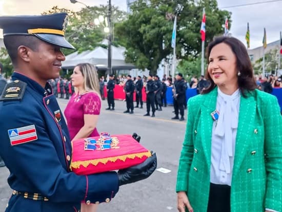 Prefeita Maria das Graças recebe a maior condecoração da Policia Militar da Bahia