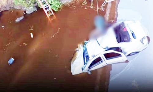 Carro cai de ponte e quatro ocupantes morrem afogados na Bahia