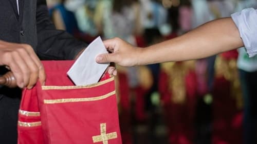 Idosa fica devendo R$ 400 em dízimo e tem entrada proibida na igreja que frequentava