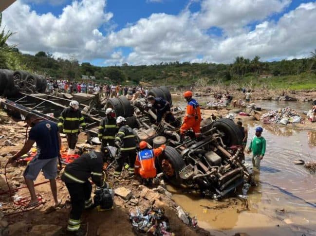 Caminhoneiro fica gravemente ferido e preso às ferragens em colisão frontal entre caminhões na BR-116