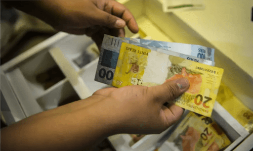 Após três meses em alta, inadimplência cai em dezembro, diz Serasa