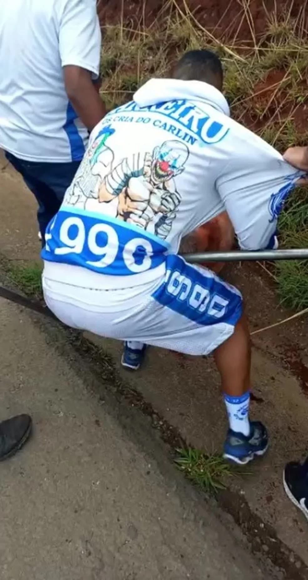 VÍDEO: Briga entre torcedores do Cruzeiro e Palmeiras deixa feridos em praça de pedágio em Minas