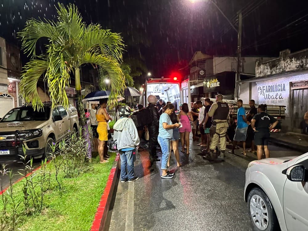 Ubatã: Jovem tem fratura exposta após chocar motocicleta em caminhão estacionado