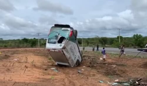 Ambulância com cinco pessoas capota no oeste da Bahia; veículo saiu de Ilhéus com destino à Goiânia