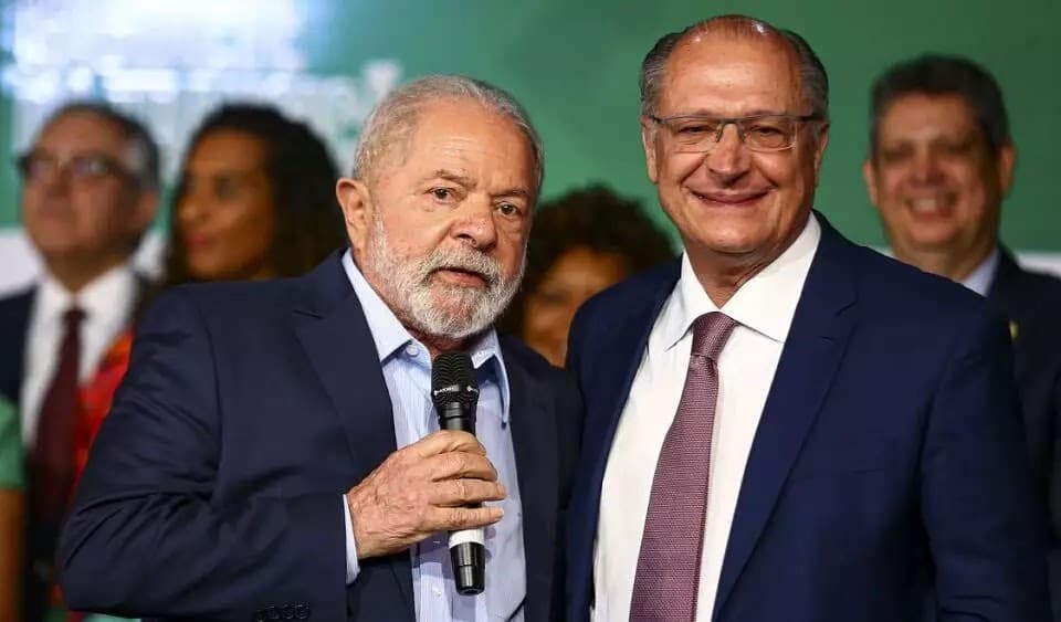 Com presença de Lula, Alckmin toma posse como ministro do novo governo