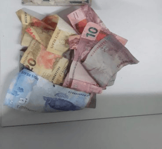 PM encontra dinheiro furtado em ralo de banheiro