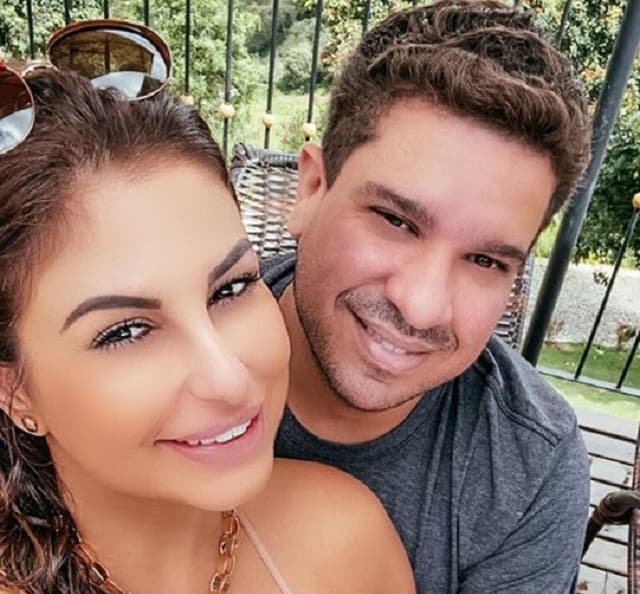 Cantora e influencer é assassinada a tiros pelo namorado, que se suicida em seguida.