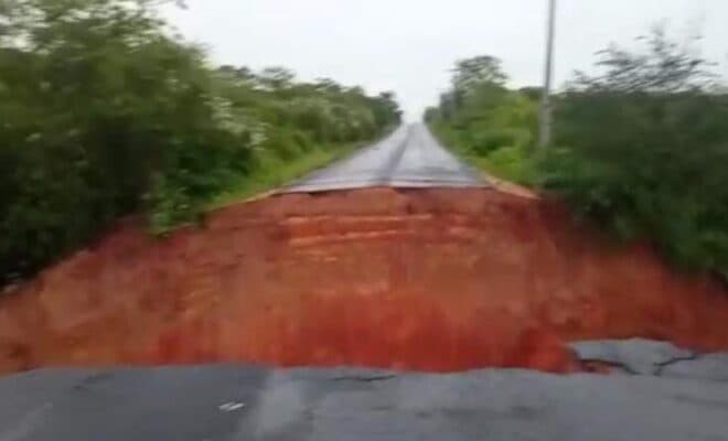 Cratera se abre e interdita trecho da BR-030 no município de Boa Nova