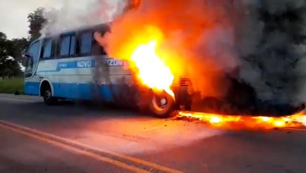 Ônibus da Novo Horizonte fica destruído após pegar fogo; assista o vídeo