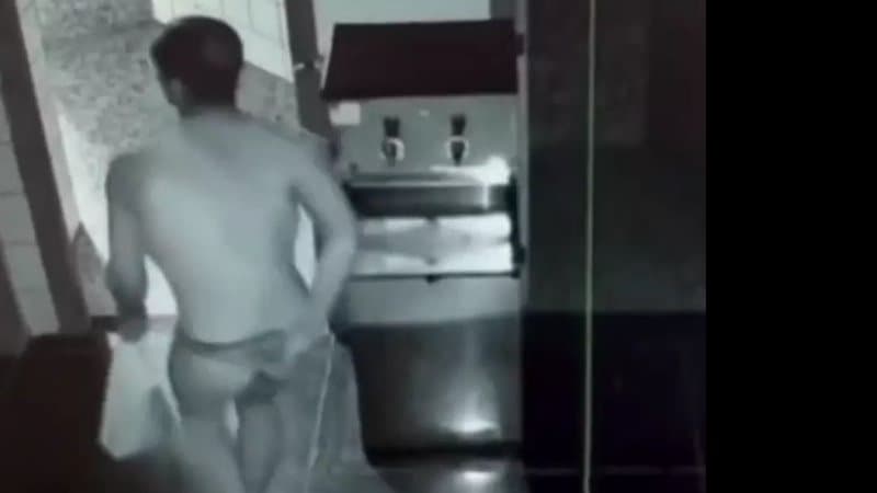 VÍDEO: Homem é flagrado de calcinha fio dental durante roubo em colégio; veja
