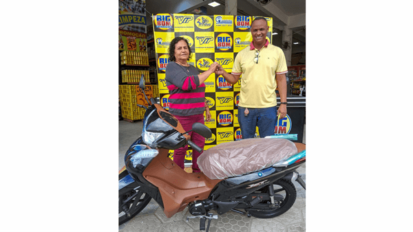 Ana Soledade é a Sortuda Ganhadora de uma Moto 0 km na Promoção de Aniversário do Big Bom Atakarejo