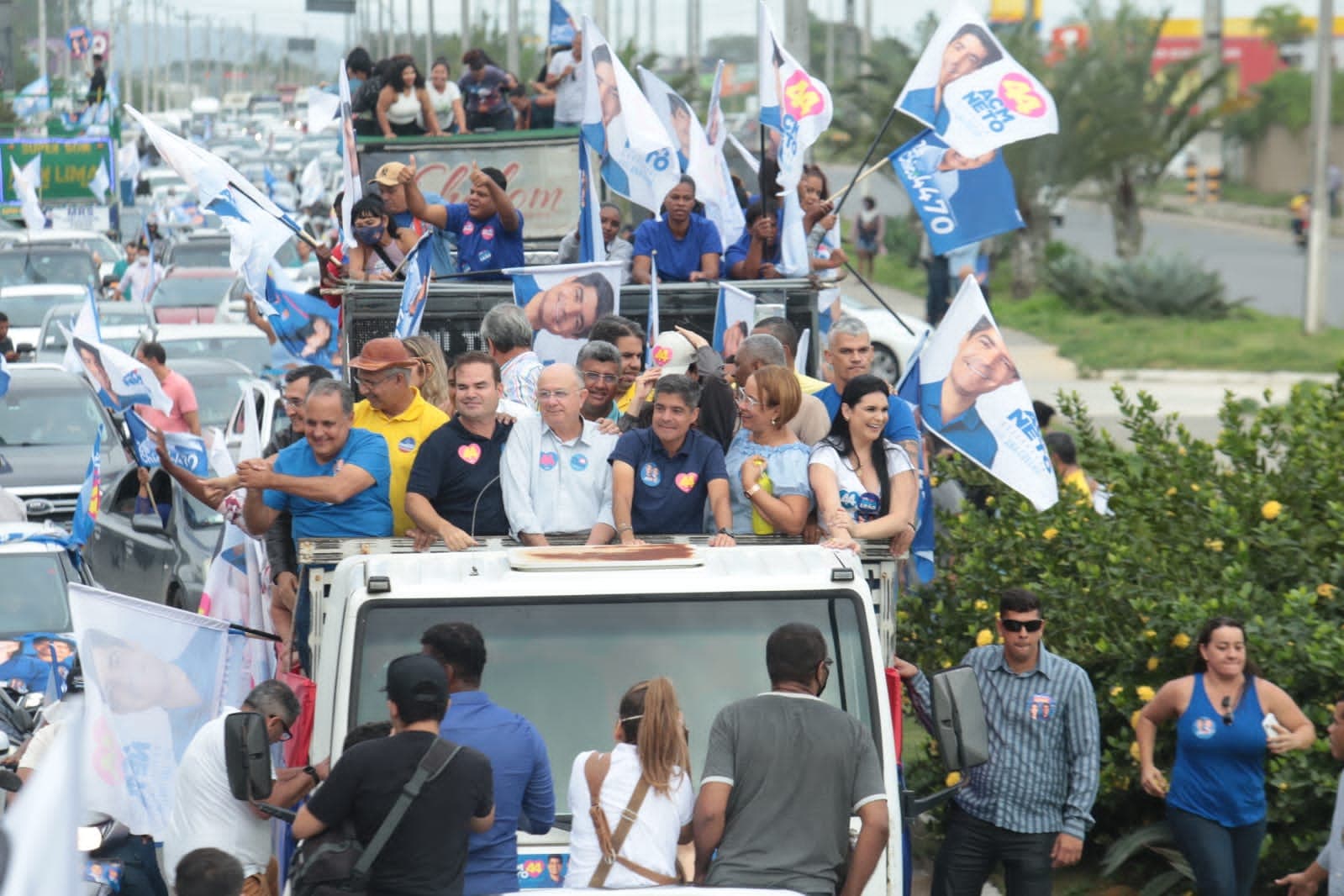 ACM Neto abre campanha com carreata de mais de 9 km em Feira de Santana