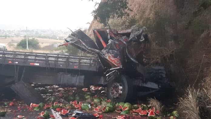 Motorista morre e grávida fica ferida após caminhão bater em paredão da BR-232