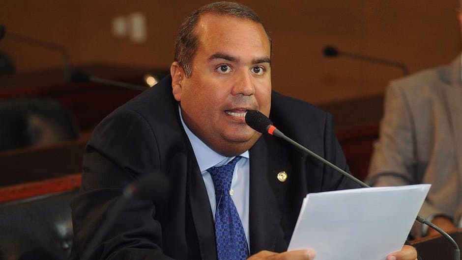 'A realidade está aí para provar o descaso da atual gestão com a educação na Bahia', afirma Sandro Régis