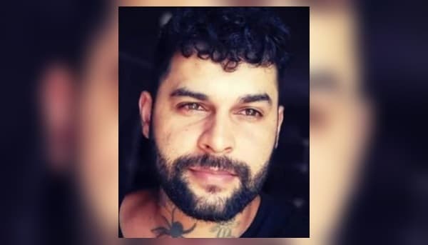 Após fim de relacionamento, mulher joga soda cáustica nos olhos do ex-namorado tatuado; imagem forte