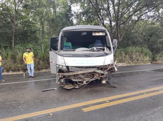 Duas pessoas ficaram feridas em acidente com ônibus em Luiz Eduardo Magalhães