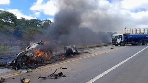 Acidente em rodovia baiana deixa ao menos 10 pessoas mortas em colisão frontal