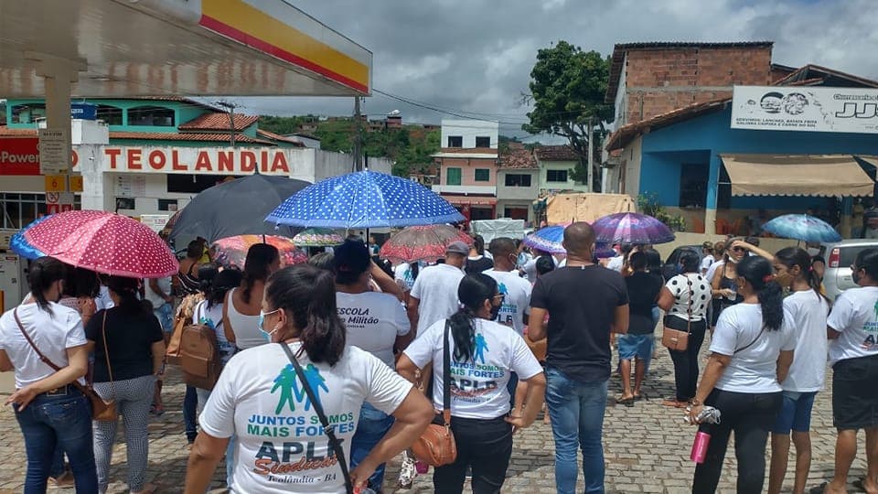 Professores fazem manifestação pelo cumprimento do Piso Salarial em Teolândia