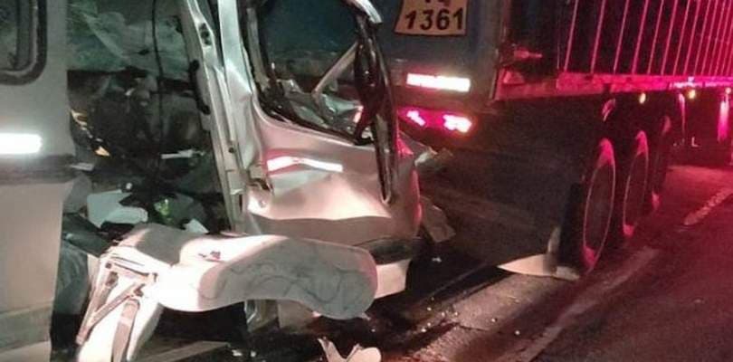 Grupo a caminho do interior morre em batida na BR-324