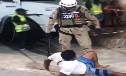 Policial militar dá ‘voadora’ em homem durante carnaval