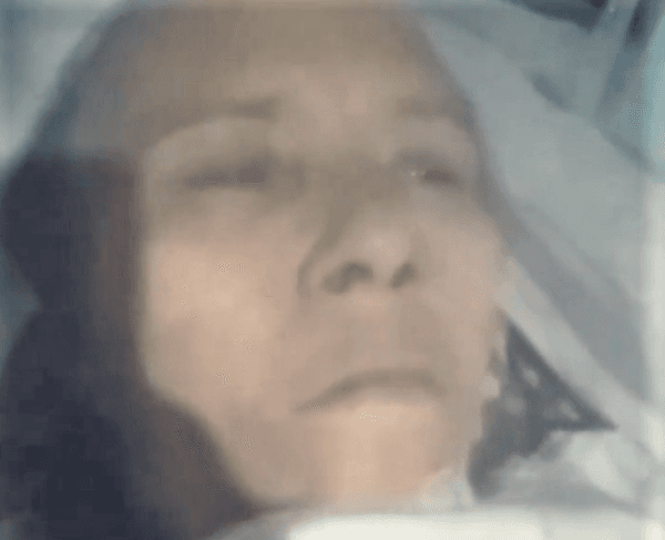 Mulher dada como morta abre os olhos durante velório na Bahia, vídeo