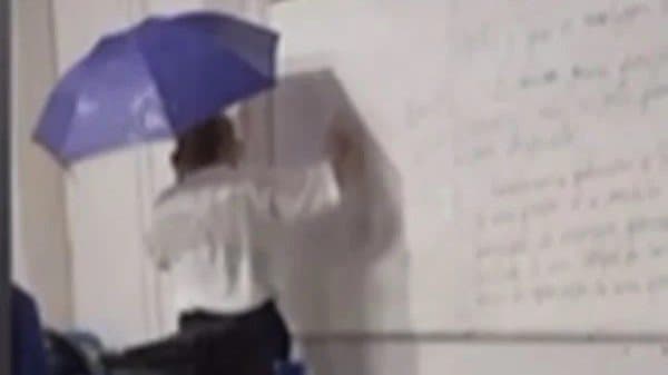 Com goteiras em sala, professora leciona com guarda-chuva; assista