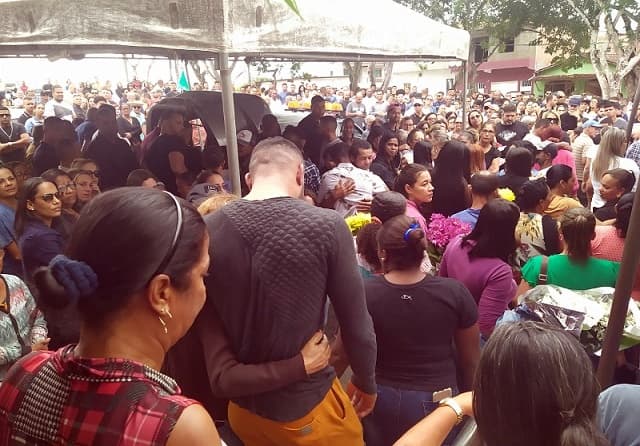 Familiares, parentes e amigos se despedem dos ibirataenses Sidnei e Laila