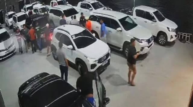 Grupo invade concessionária e rouba 12 carros câmeras de segurança flagraram a ação dos criminosos.