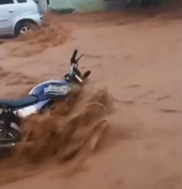 Forte temporal transforma ruas em rios na cidade de Baixa Grande