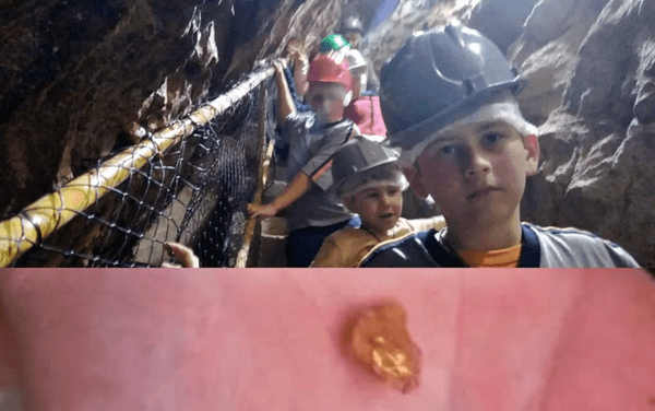 Aluno de 12 anos encontra pepita de ouro durante excursão escolar