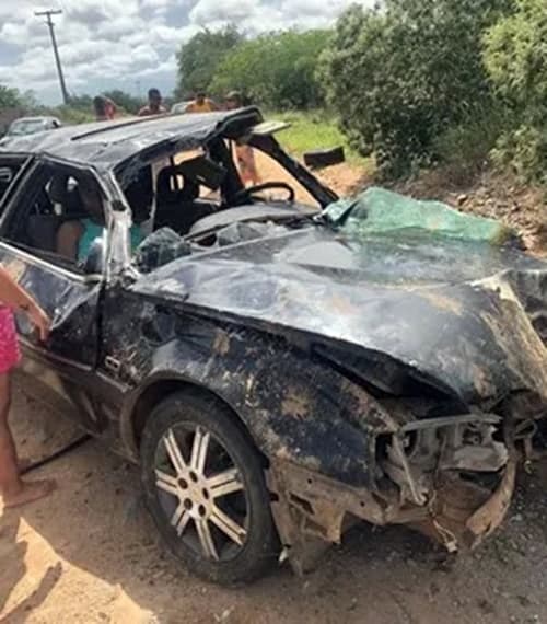 Homem de 38 anos morre após carro capotar em estrada vicinal