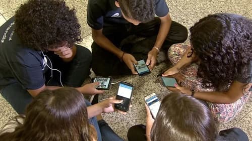 Pesquisa revela que 74% dos baianos são favoráveis à proibição de celulares nas escolas