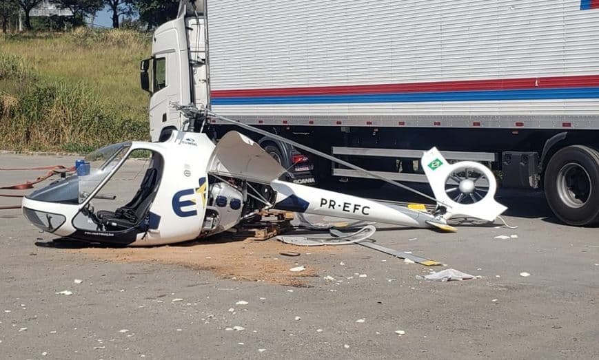 Helicóptero cai após decolagem e atinge caminhão-baú carregado de chocolate