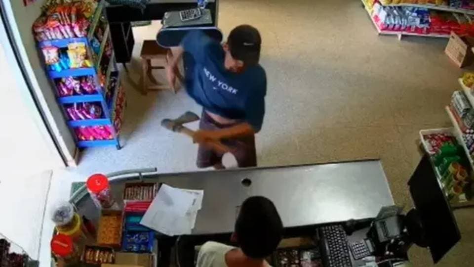 Homem com machado assalta mercadinho no oeste da Bahia