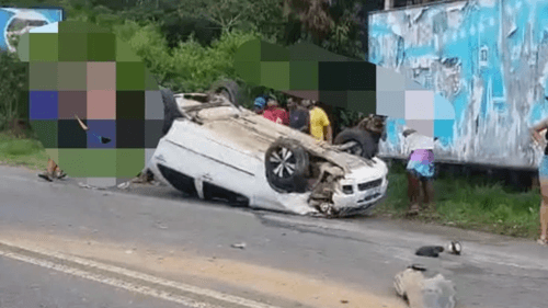 Carro capota após bater em outro veículo em Gandu