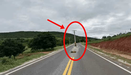 Rodovia recém-pavimentada na Bahia tem poste no meio da pista