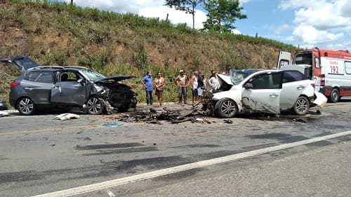 Ultrapassagem em local proibido causa quatro mortes na BR-101