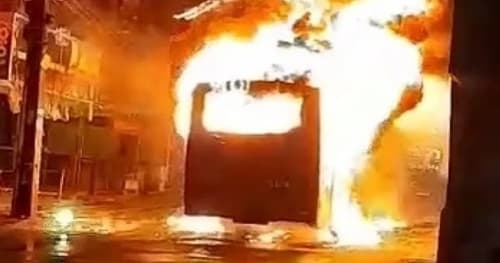 ônibus é incendiado por traficantes em Salvador