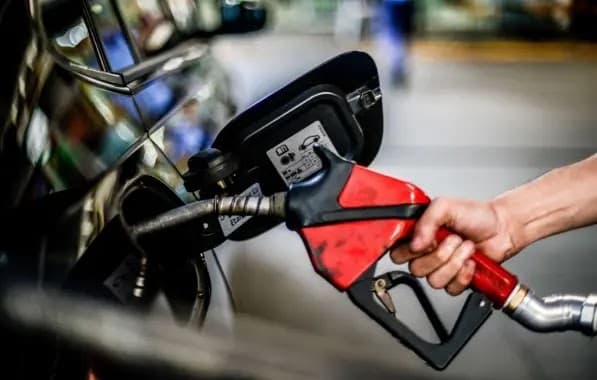 Gasolina sobe R$ 0,17 em semana de volta dos impostos federais