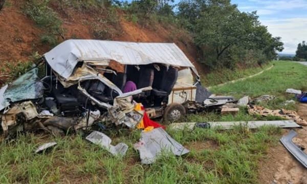 Batida entre van e ônibus na BR-251 deixa dois mortos e 10 feridos