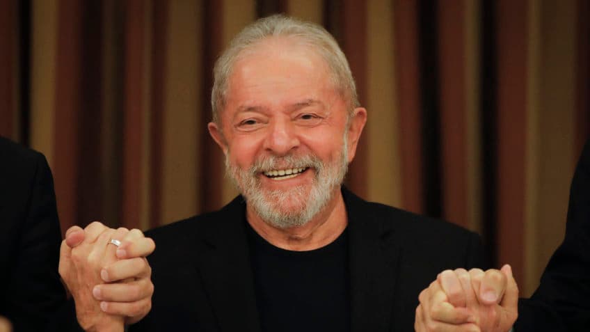 Em nova pesquisa, Lula vai a 42% e empata com a soma dos adversários