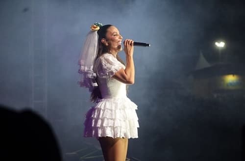 Ivete mistura axé e forró e agita multidão na terceira noite do São Pedro de Ipiaú
