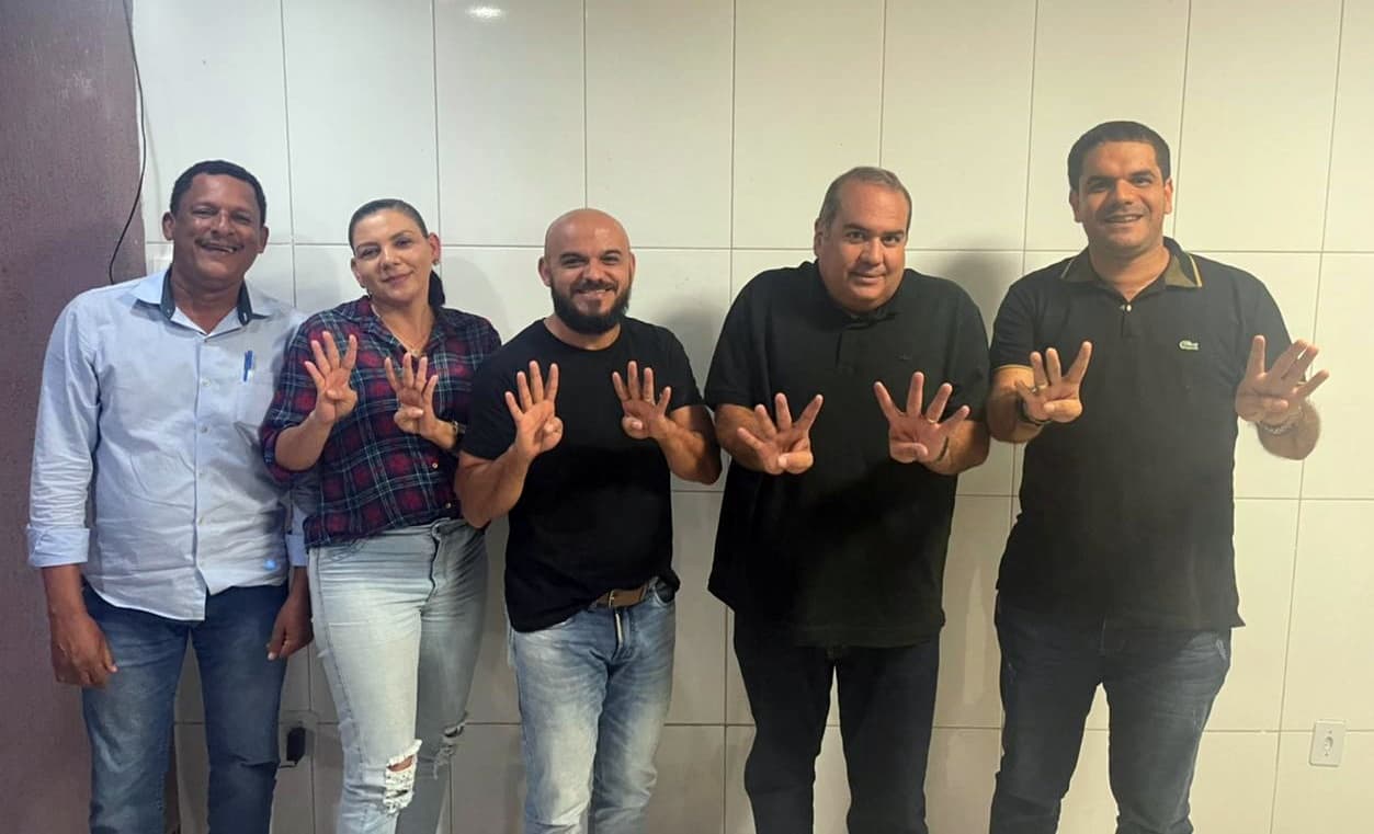 Sandro Régis se reúne com prefeito da cidade onde Jerônimo nasceu - no mesmo dia que candidato visita o município; Gestor alfineta o petista