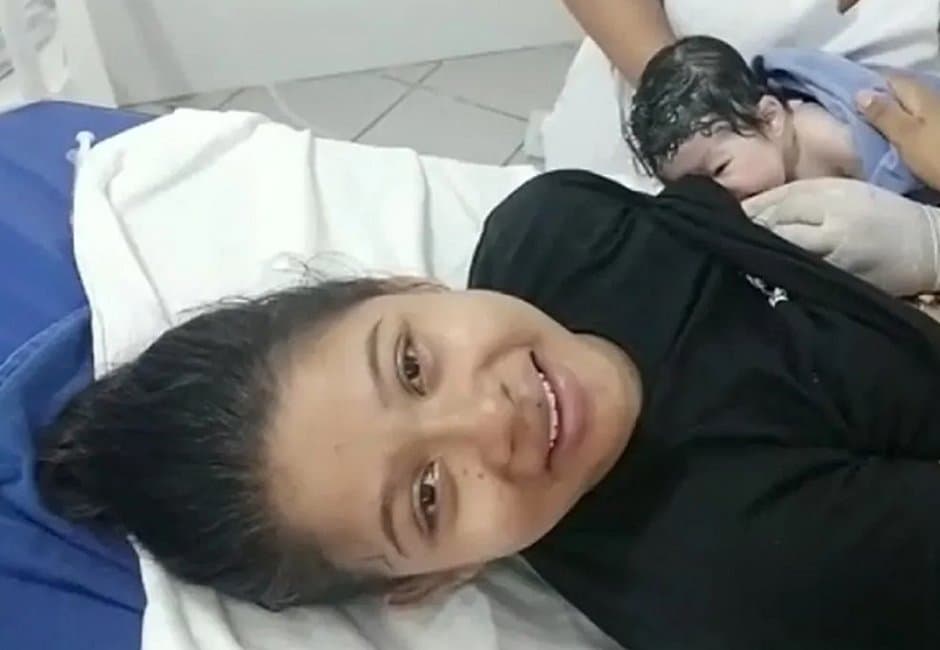 Na BAHIA mulher vai ao médico com dores nas costas e descobre estar em trabalho de parto
