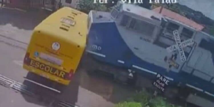 2 Alunos morrem e 25 ficam feridos após ônibus escolar ser atingido por um trem; assista vídeo